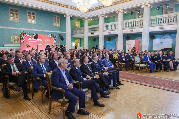 Прием губернатора, Заслуженный предприниматель СО.jpg